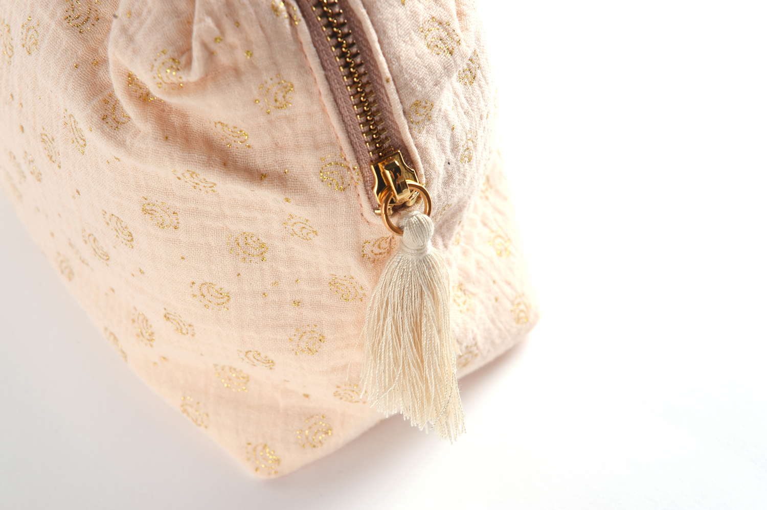 kidspocketmiablushglitter6 Kosmetiktasche, beige, goldene Muster, Reißverschluss mit Quaste, strukturierter Stoff.