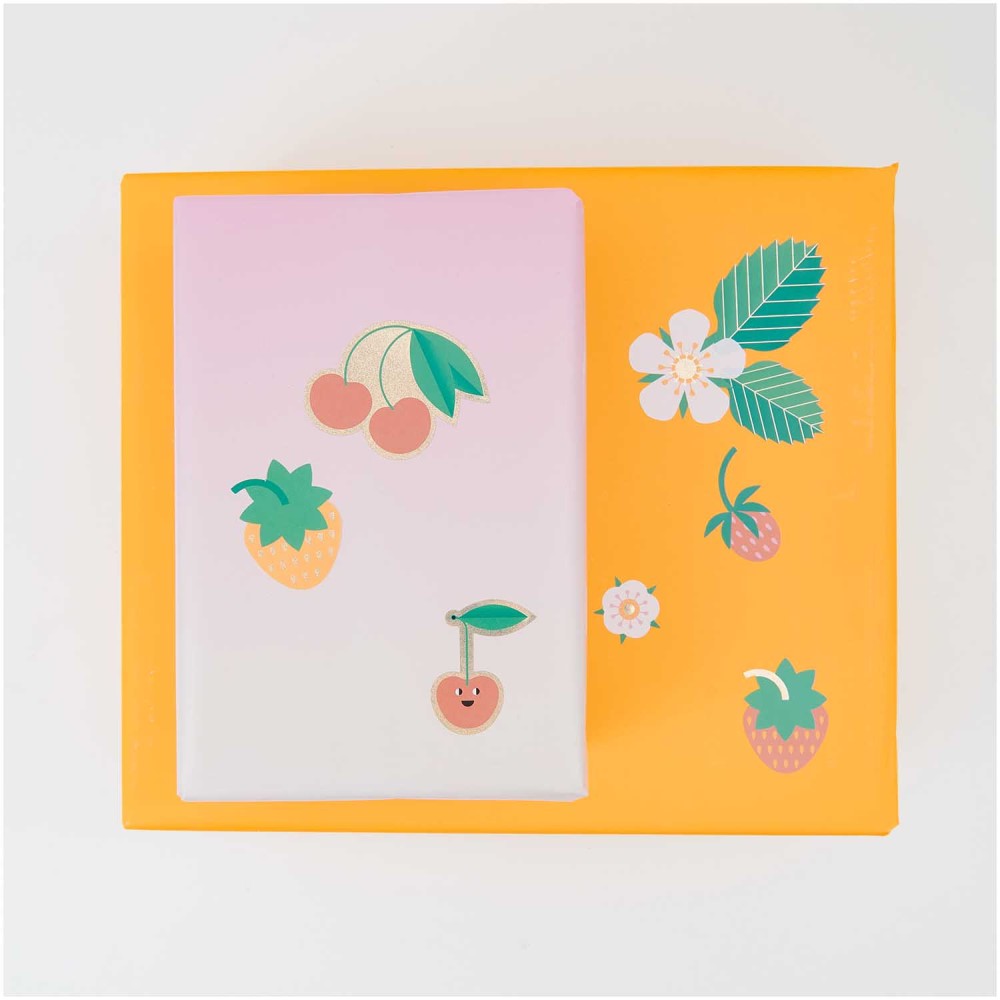 300600_aw_1 Notizbuch rosa, Fruchtmotive: Kirsche, Erdbeere; gelber Umkarton mit Blumen- und Fruchtaufdruck.