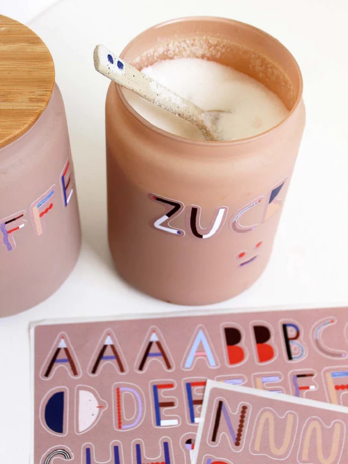 ABC_Sticker_zucker_kaffee_700x Keramikbehälter, beige Farbe, Aufdruck “Zucker” und “Kaffee”, Bambusdeckel, Löffel aus Keramik, Buchstabensticker-Set in Pastellfarben.
