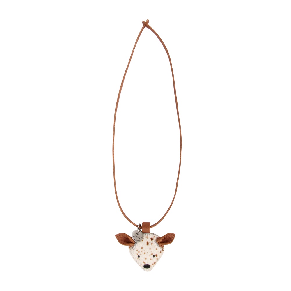 Wookie-necklace-Bambi-02 Anhänger Halskette, braunes Band, Fuchs-Kopf mit Punkten, kleine Metallplakette.