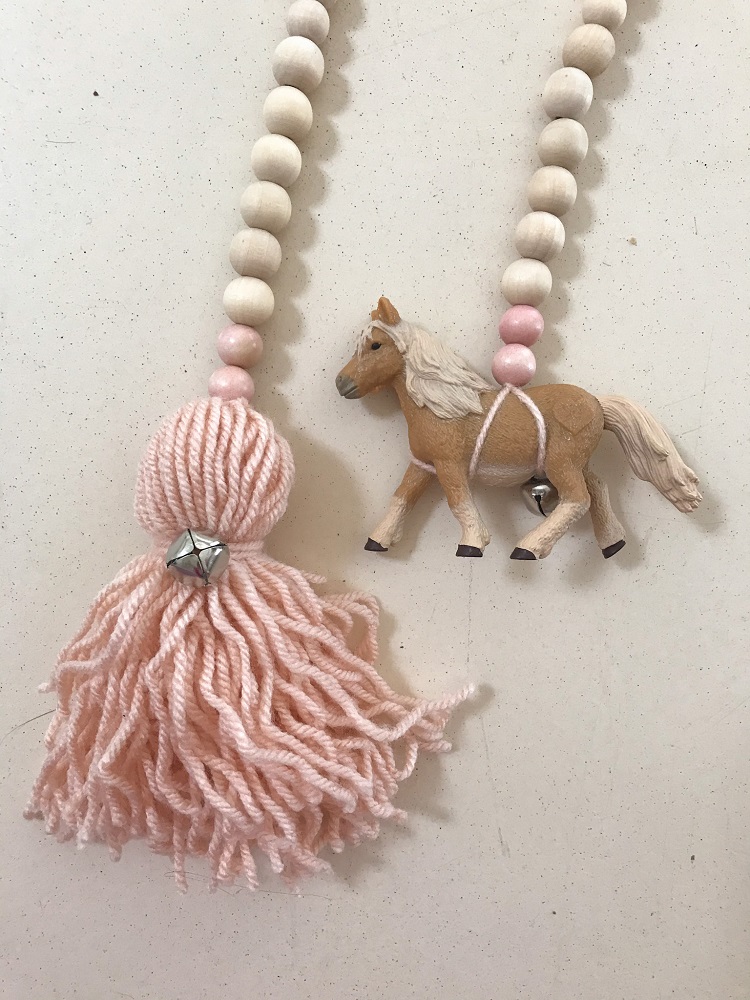 IMG_8090 Holzkugel-Girlande, natur- und rosafarbene Perlen, beiger Pferdeanhänger, rosafarbene Quaste, Glöckchen.