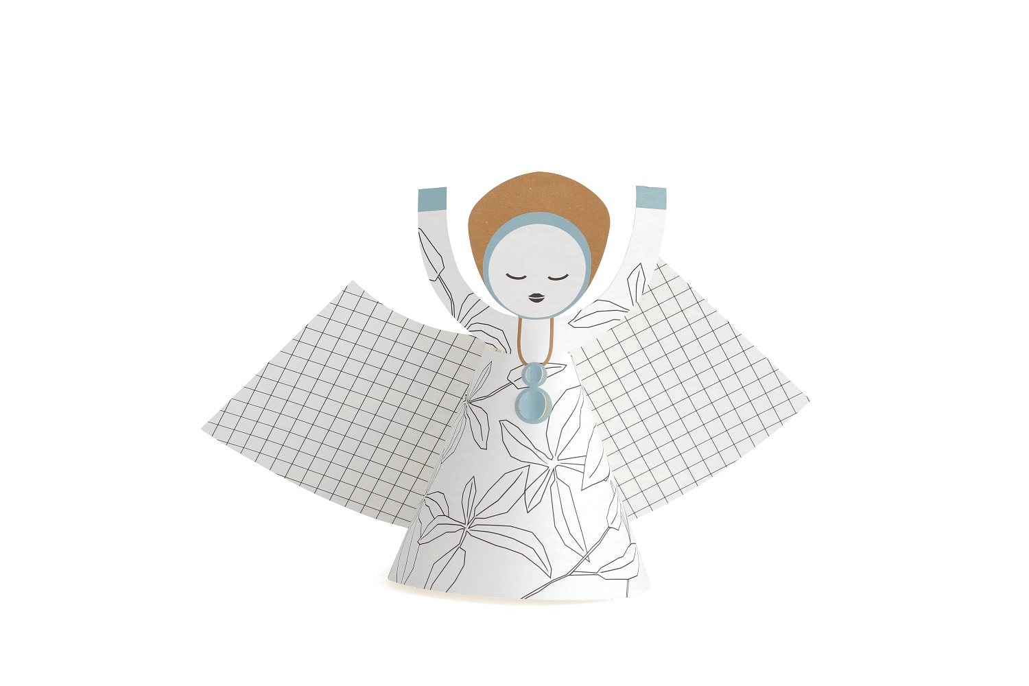 XL-angel-productshot Papierfigur, Engel-Design, Farben: Weiß, Braun, Blau; geometrische Muster, florale und karierte Aufdrucke, Rundes Gesicht mit geschlossenen Augen.