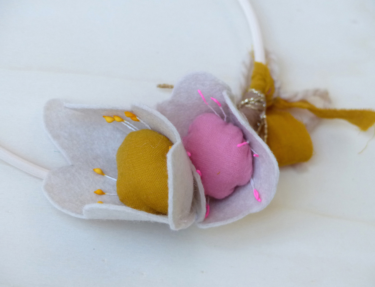 Scala-avril-mobile-fleur-8 Stirnband, Filzblume, beige, senfgelb, rosa, dekorative Details, Blatt-Applikationen.