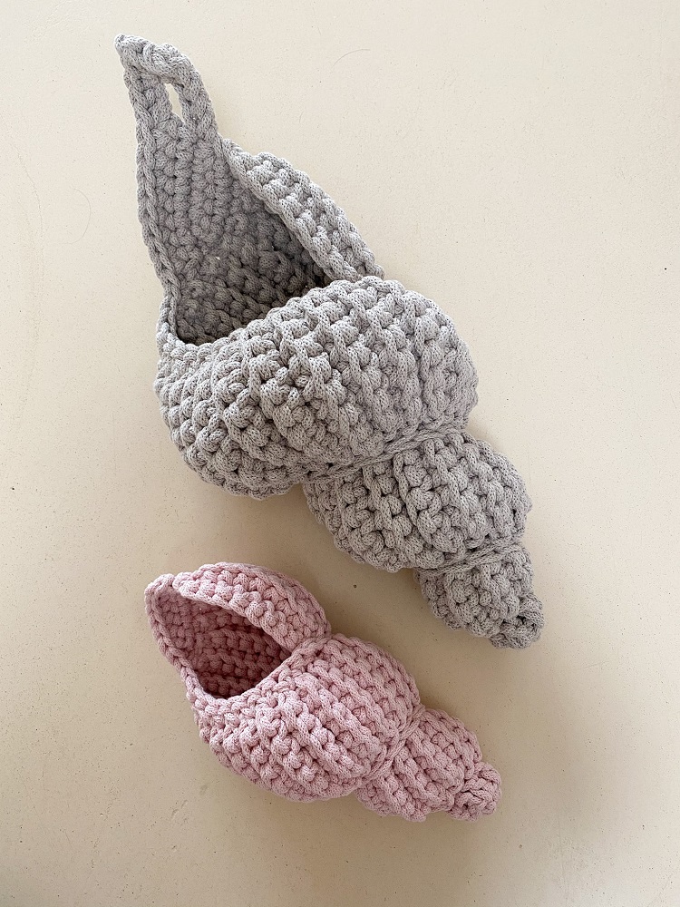 IMG_1966-3 Gehäkelte Stoffkorb-Aufbewahrung, groß in Grau, klein in Rosa, spiralförmiges Design, handgemachte Textur, weiches Material.