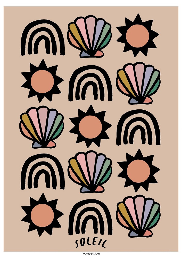 RAINBOWSHELLA4_d356dde2-941f-482a-aef2-d2b9e722f14f_900x Beigefarbener Hintergrund, grafische Muster: Regenbogen schwarz, Muscheln bunt (rosa, blau, gelb, grün), Sonnen schwarz mit rosa Zentrum; Schriftzug „Soleil“ unten.