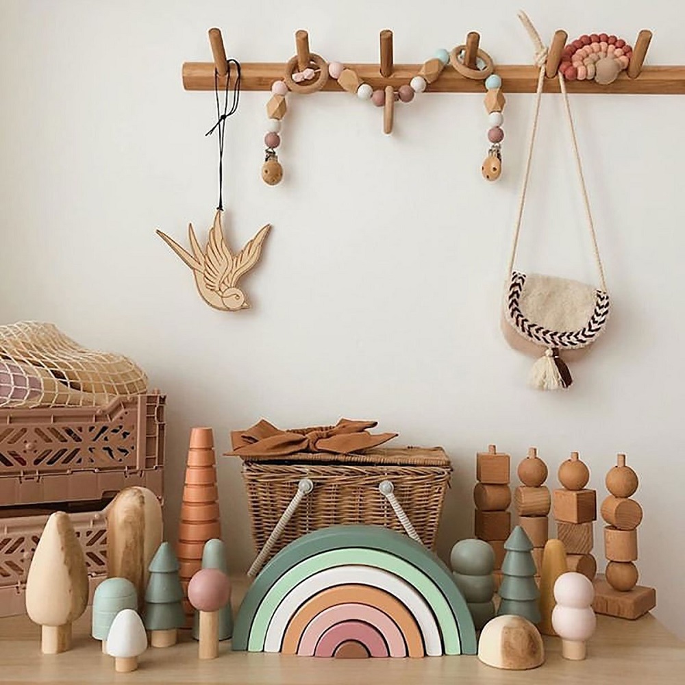 laa_victoriaswallow2_1024x1024-2x Holzspielzeug, Pastellfarben, Regenbogen, diverse Formen, Körbe, Holzgarderobe, Vogelanhänger, Makramee-Tasche, Stapelfiguren, geometrische Formen, Dekorationselemente.