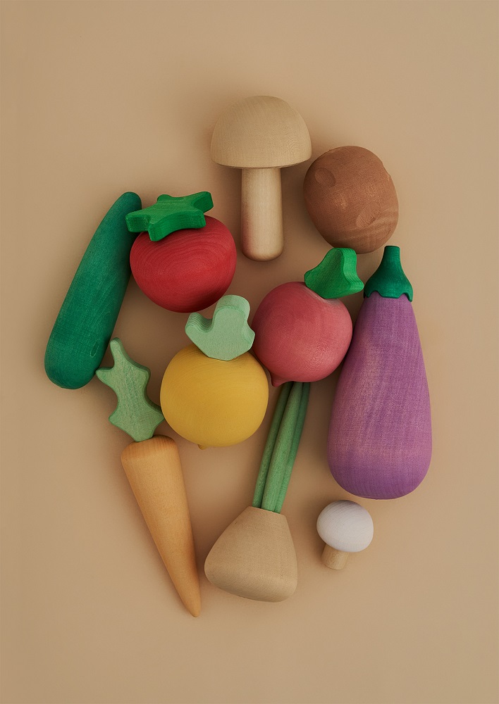 vegetables-set-RG03018-04-1 Holzspielzeug-Gemüse, farbenfroh; Tomate, Pilz, Kartoffel, Zucchini, Karotte, Aubergine, Radieschen, Zwiebel; naturbelassenes Holz, handgefertigt, lackfrei.