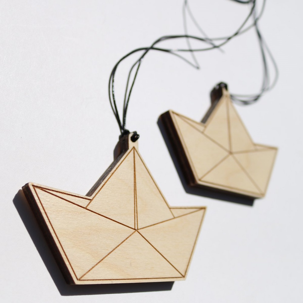 paperboats_1024x1024-2x Holzanhänger, Form Papierboot, hellbraun, geometrische Linien, schwarze Schnuraufhängung.