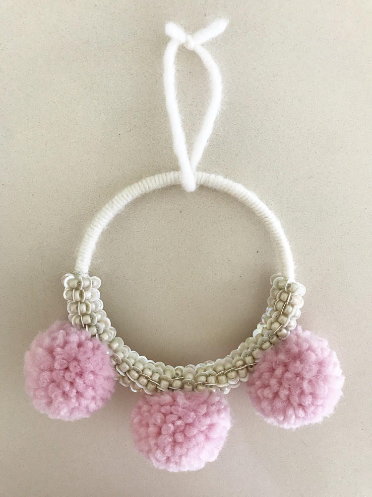 IMG_2695 Wanddekoration, weißer Ring, drei rosa Pompons, perlenverziert, Aufhängeschlaufe.