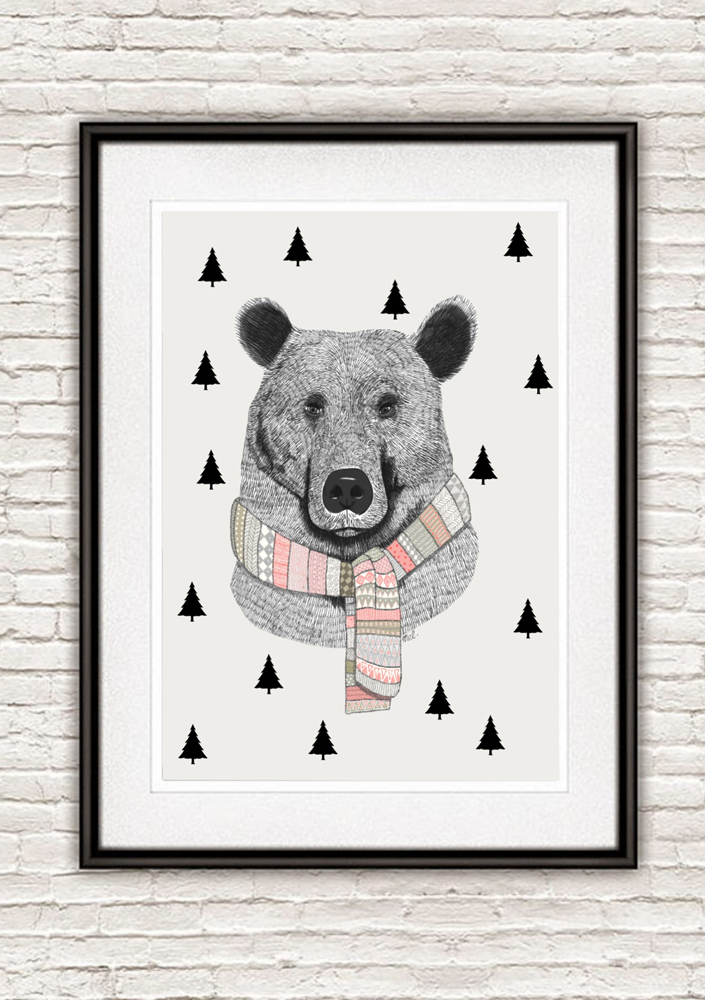 affiches-photo2 Druckgrafik, Bärenkopf mit buntem Schal, schwarz-weiße Tannenbäume im Hintergrund, gerahmt, weißer Hintergrund, schwarzer Rahmen.