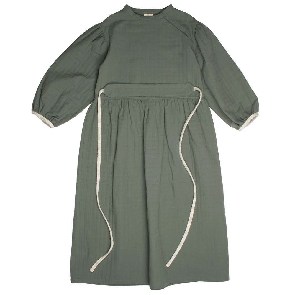 PatchworkWomanDress_GreenMusk_vorne Kleid, dunkelgrün, lange Ärmel, Rundhalsausschnitt, Taillenband, lockerer Schnitt, zarte Stoffstruktur.
