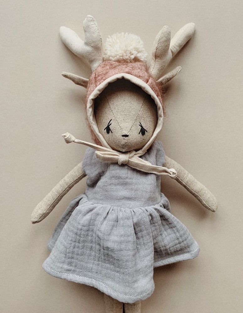 386C7CD4-F4BF-42B5-9147-4BF9E4E22314-002 Stoffpuppe, Reh-Design, beiger Körper, hellgraues Kleid, rosa Kapuze mit Pompon, Plüschgeweih.