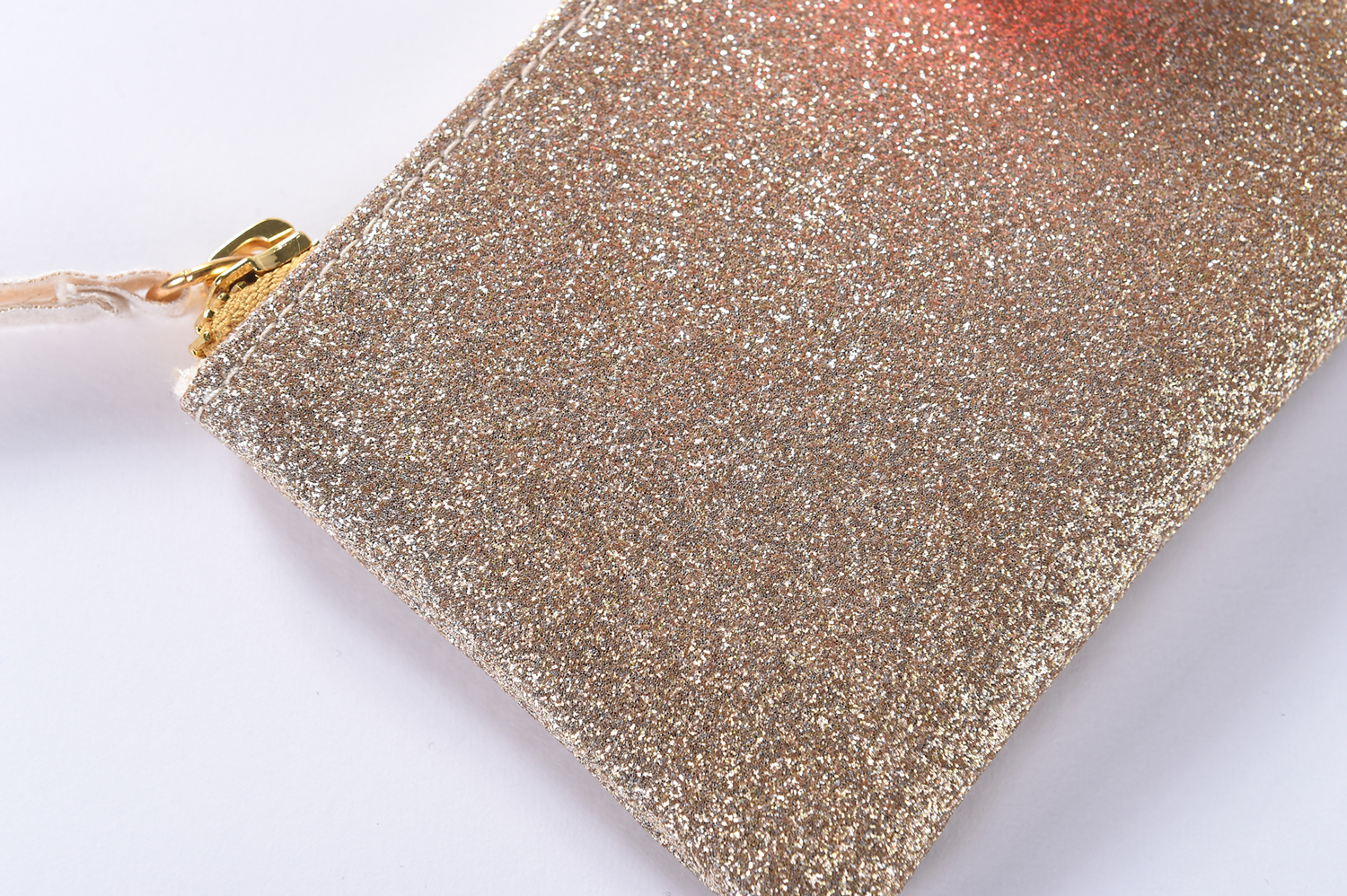 OUSTINA_7 Tasche, Glitzeroptik, goldfarben, Reißverschluss, schlichtes Design.