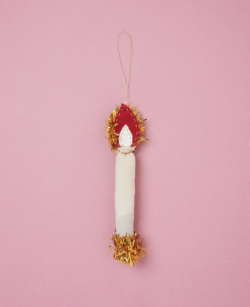 kerze-mit-roter-Flamme Weihnachtsschmuck, Kerzenform, cremefarbener Körper, roter Flammenaufsatz, goldene Glitzerverzierung, Aufhängeschnur.