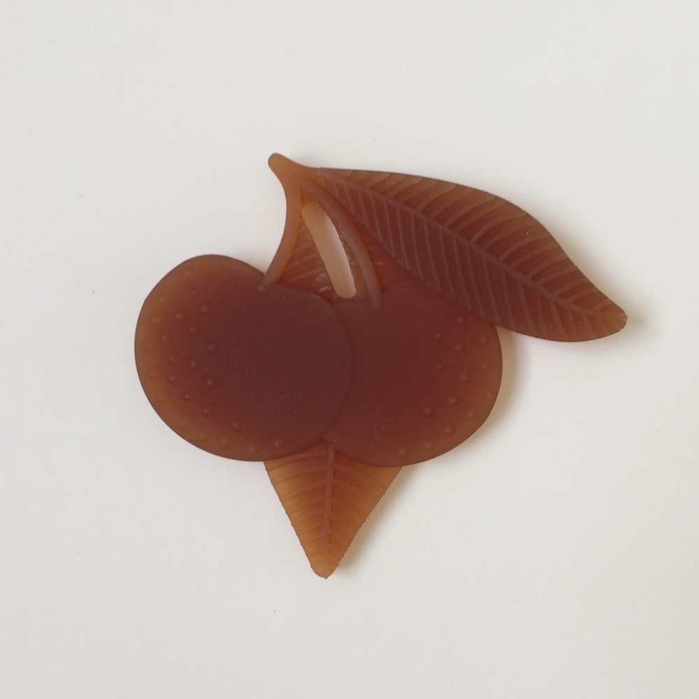 KS1664-CHERRY-Main Braunes, kirschförmiges Objekt, mattes Material, mit gepunkteten Oberflächen. Zwei verbundene Kirschen mit Blättern.