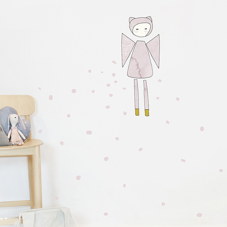 wallsticker_kids_fabelab_fairy_detail-1 Wandtattoo, abstrakte Figur, pastellige Farben, Katzenohren, Flügel, Stuhl links mit Kissen, beige Stoffpuppe.