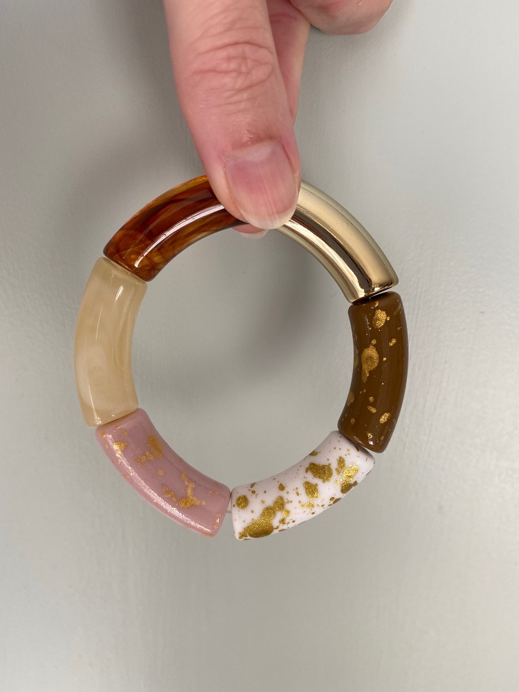 IMG_8880 Armband aus gebogenen Segmenten, Farben: Gold, Braun, Beige, Rosa und Weiß; mit goldenen Sprenkeln auf Rosa und Weiß.