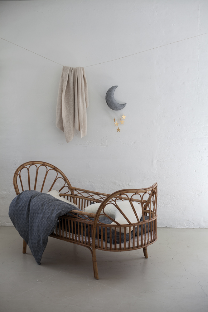 161 Rattankinderbett, naturbraun; graue Decke, cremefarbenes Kissen; Wanddekoration: grauer Mond mit goldenen Sternen, beige Decke.