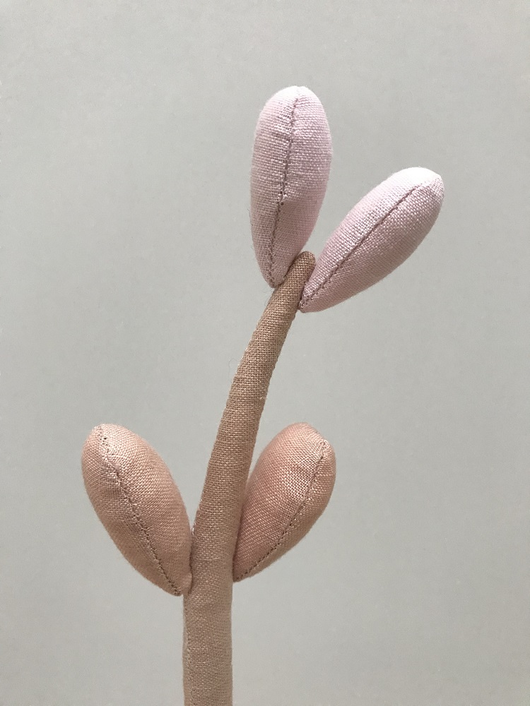 IMG_1113-002 Stoffblume, zweifarbig, rosa und beige, drei Blütenknospen.