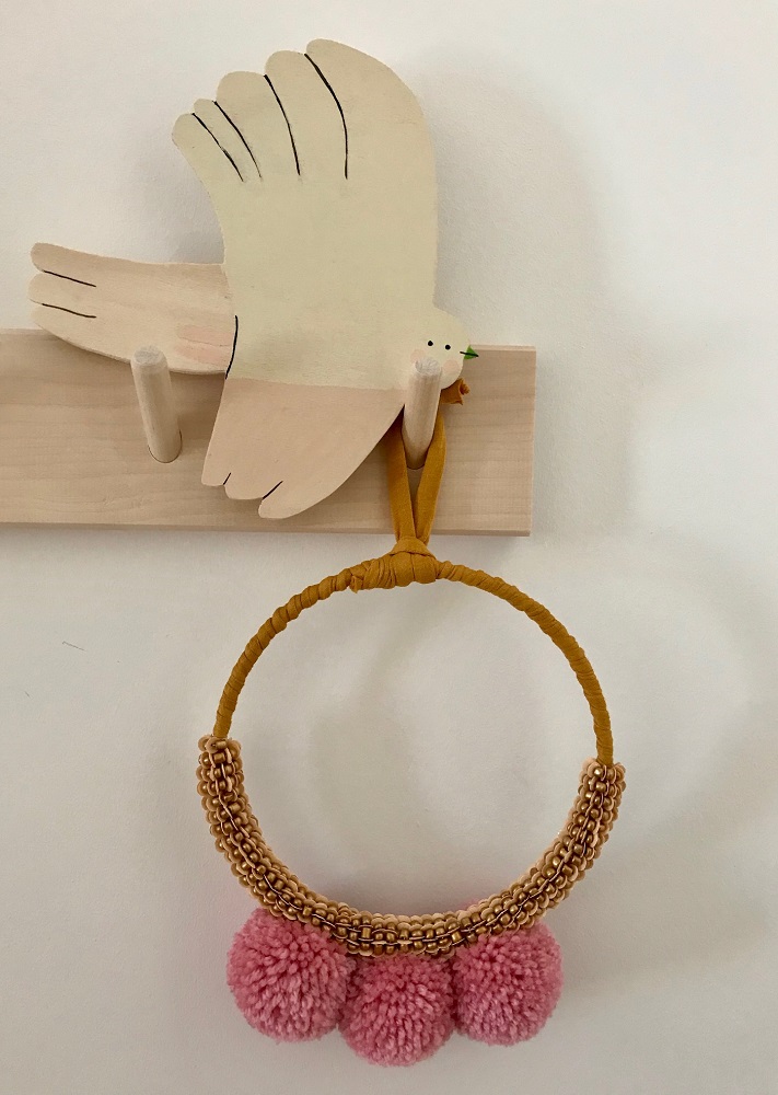 IMG_8065 Wandhaken aus Holz in Vogel-Form, naturfarben; gelber Aufhänger mit Ring; verziert mit drei rosa Pompons.