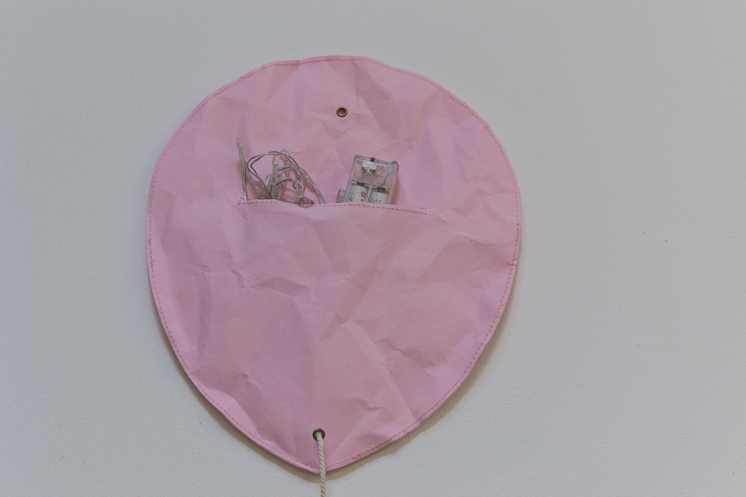 DSC_0431 Rosa, runde Stofftasche mit Kordelzug, transparentem Batteriefach und Lichterkette, Aufhängeloch oben.