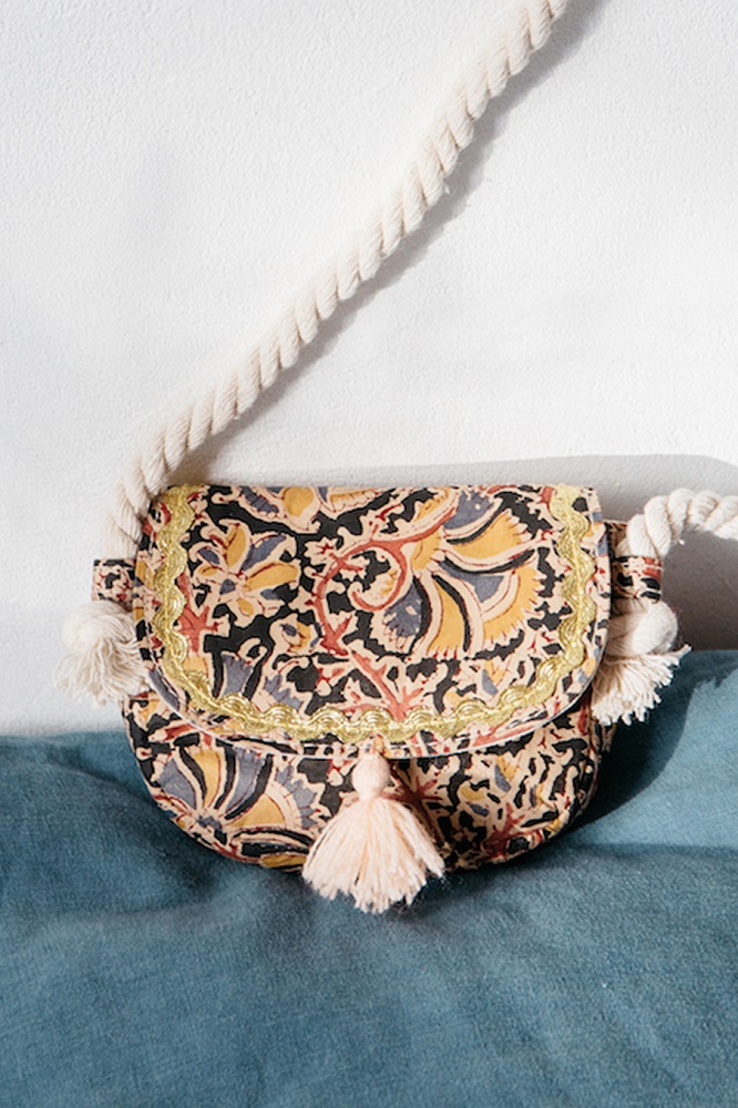 Girls-Bag-Nehla-NordishFlowers-2 Umhängetasche, mehrfarbig, florales Muster, Fransen, dickes Seil als Henkel.