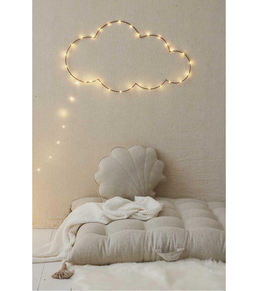 lniany-materac-z-chwostami-naturalny-bez-5 LED-Lichterkette Wolkenform leuchtend; cremefarbener gepolsterter Sitzsack; muschelförmiges Kissen; beige Stoff; weißer Stricküberwurf; pastellfarbene, ruhige Ästhetik.