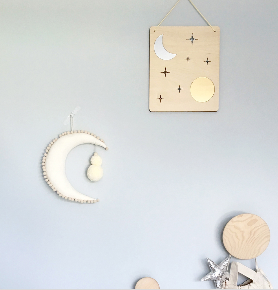 Moon-Sun-2 Holzbild Mond und Sterne, natürliche Farbe; weicher Mondanhänger mit Bommeln, cremeweiß; pastellblauer Hintergrund.