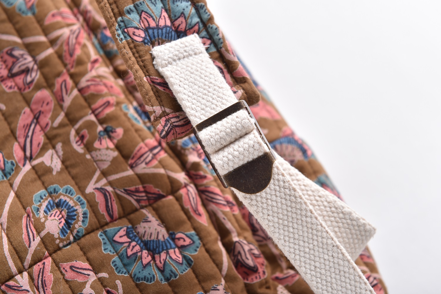 Girls-Backpack-Arti-BronzeFolkFlowers-7 Tasche, braun, bunte Blumenmuster in Rosa und Blau, verstellbarer cremeweißer Riemen mit Metallschnalle.