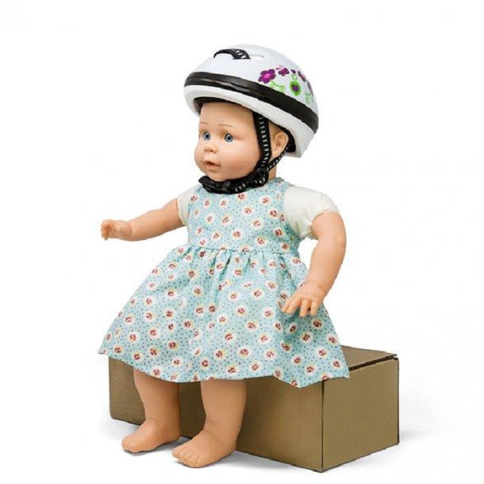 459_og_83041_2-w610-h610-fill_1024x1024-2x Puppe, blauer Blumenkleid, weißer Fahrradhelm mit Blumenaufdruck, sitzt auf Karton.