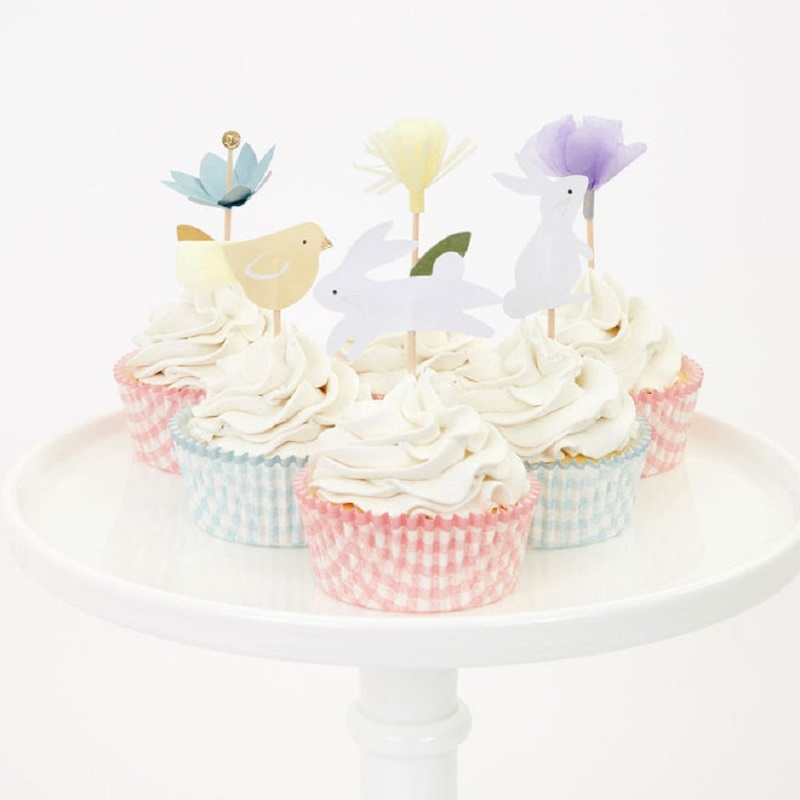 HR_218008b_660x Cupcakes, weißes Frosting, rosafarbene und blaue Karomuster-Papierförmchen, dekorative Tier- und Blumenstecker: Küken, Hase, Blume.