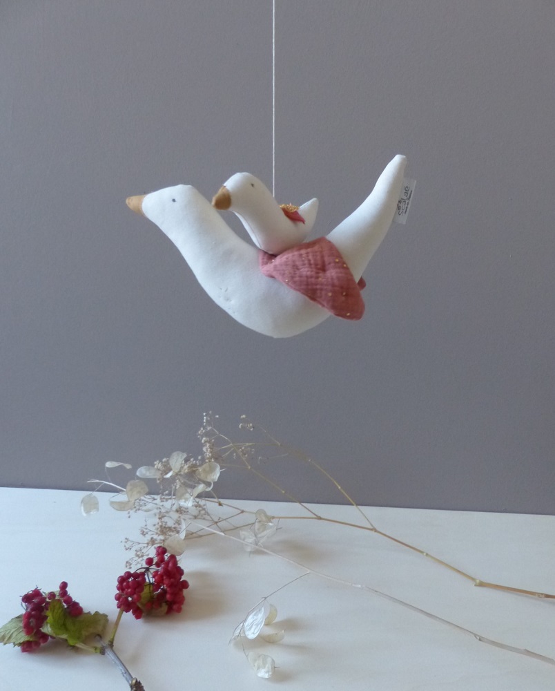 P1210969 Stoffgans weiß, rosa Umhang, Anhänger, Mutter mit Küken.