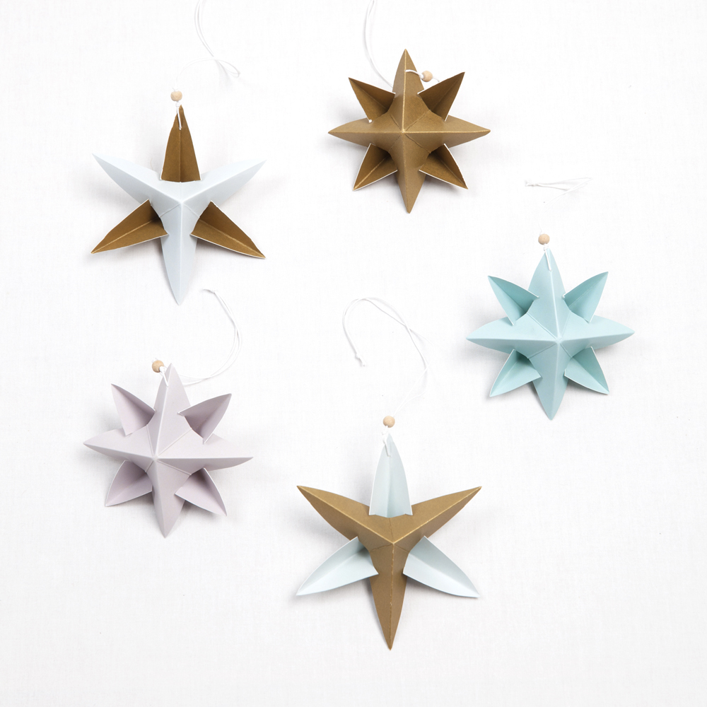 star-ornaments Fünf Origami-Sterne aus Papier, Farben: Gold, Weiß, Hellblau, Flieder; Aufhängung mit Faden und Holzperle.