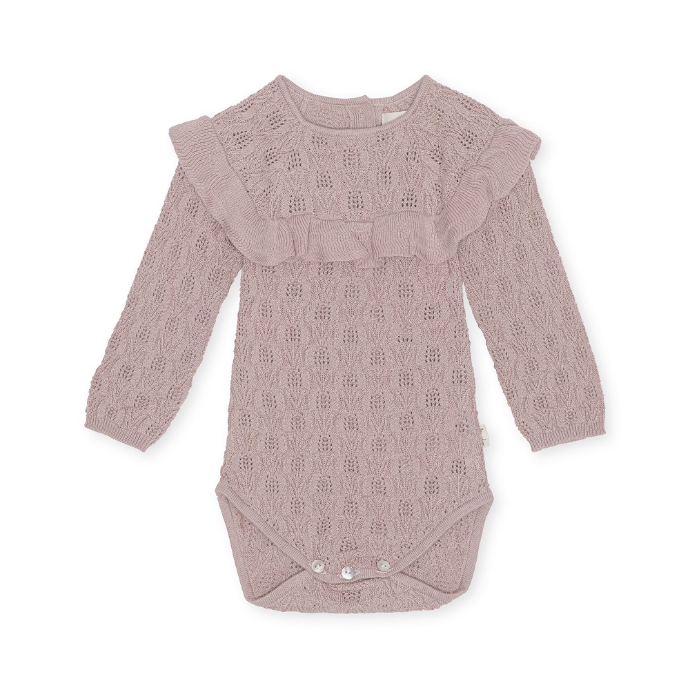 KS4835-VALKAN-POINTELLE-KNIT-ROMPER-BARK-Main Baby-Body, rosa, Strickmuster, lange Ärmel, Knopfverschluss, Rüschen-Detail am Kragen.