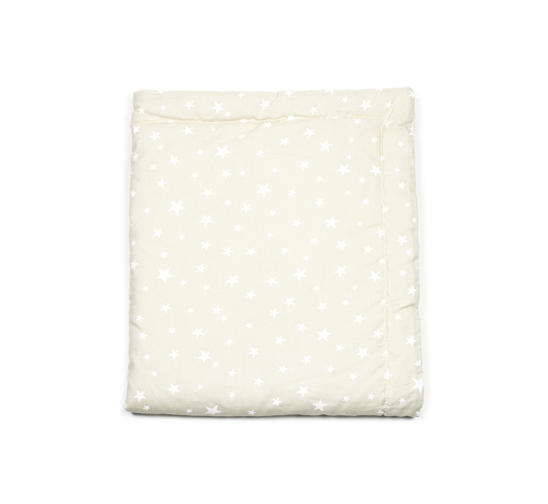 Mini-blanket-copenhague-sand-white-stars-nobodinoz-2 Baumwolldecke beige, weiße Sternmuster, rechteckig, weiche Struktur.