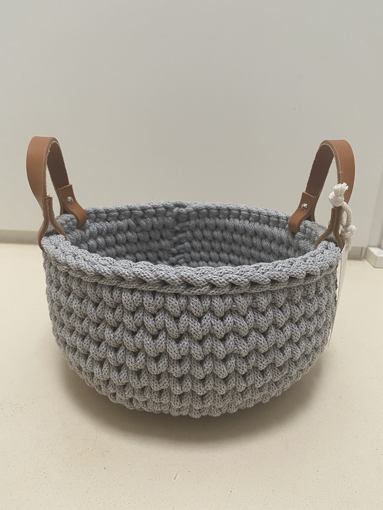 IMG_1691 Gestrickter Korb, hellgrau, grobe Maschen, braune Ledergriffe, rund.