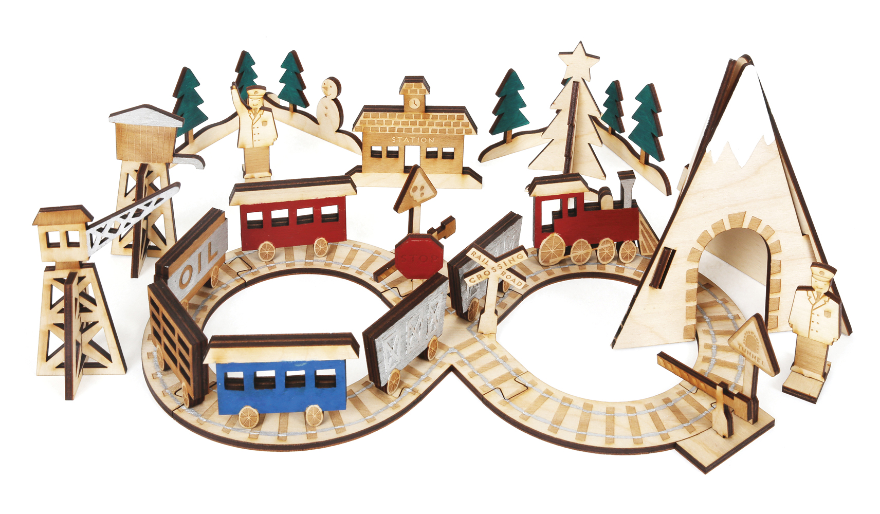 45-2549 Holzeisenbahn-Set, naturbelassen und bemalt, roter Zug, blauer und grauer Waggon, Schienen in Achterform, Bahnstation, Tunnel, Kran, Ölturm, Stoppschild, Figuren, grüne Bäume, Schneemann, weiße und goldene Weihnachtsdekoration.