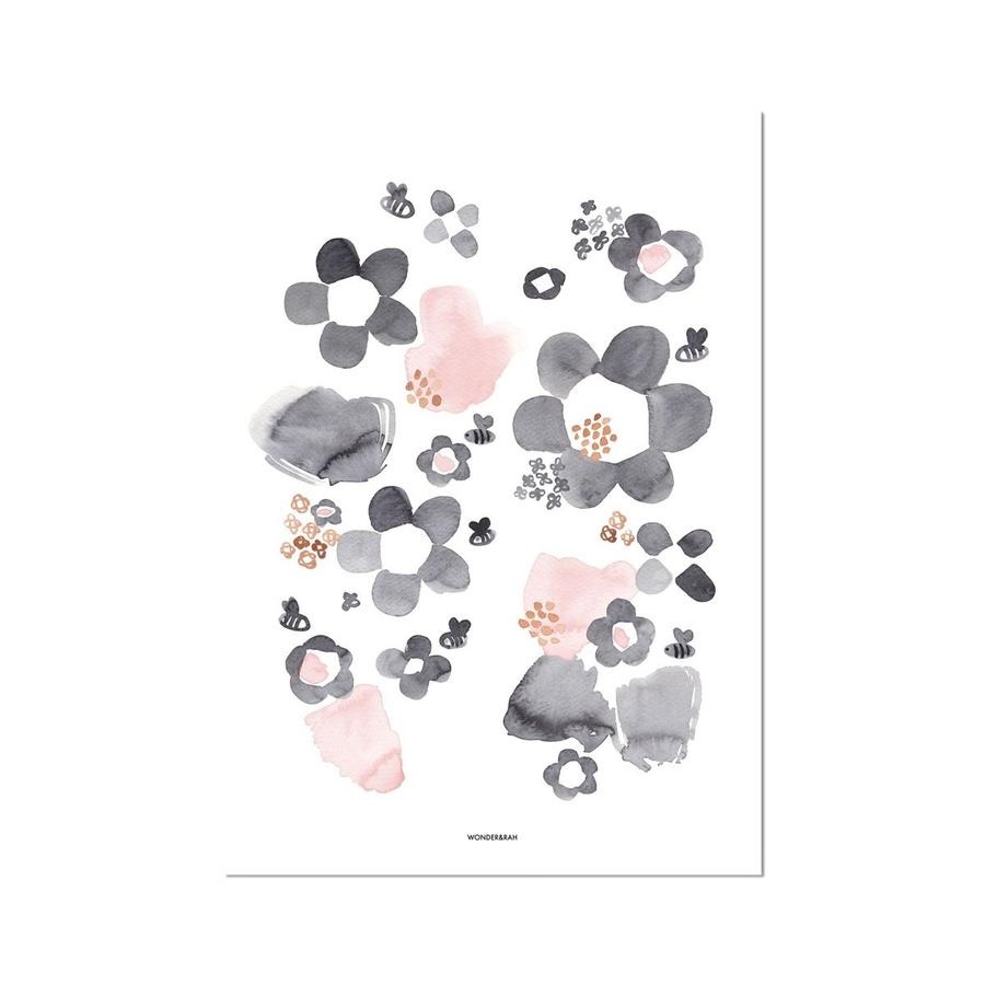 bb033d08-6df1-444d-b942-01c973be0d23_d4e3191d-14e6-406d-81b7-f4fc45b50438_900x Poster, Blumenmuster, Aquarellstil, Farben: Grau, Rosa, Beige, weiße Hintergrund, kleine Bienen.