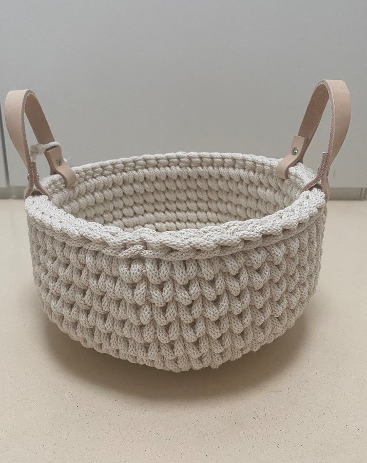 IMG_1697XI80UbO3NDszS Beiger Korb, gestricktes Design, runde Form, beigefarbene Ledergriffe.