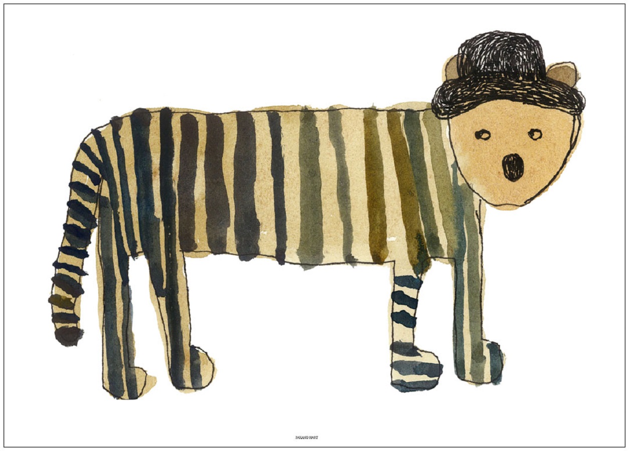 My-Stripes Zeichnung eines gestreiften Tieres, Kombination aus Zebra und Bär, träge Erscheinung, hölzerner Stil, erdige Farben, dunkle Streifen, einfache Gesichtszüge, schwarze Mütze auf dem Kopf.