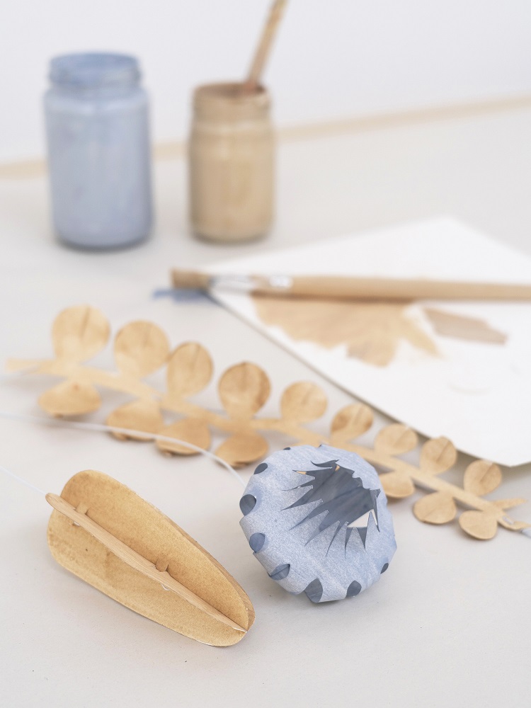 field-flowers-large-white-4 Papierblumen-Set, beige und blau, runde und ovale Formen, handgemacht, dezente Muster, Naturdeko.