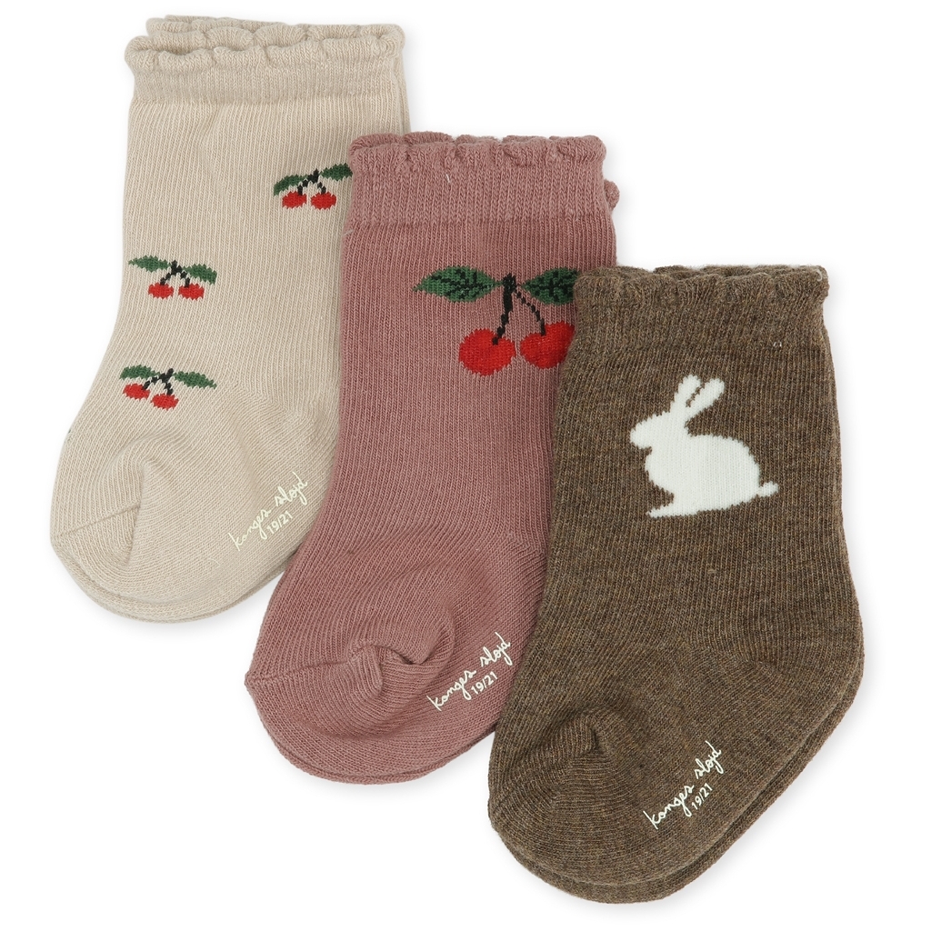 1024x1024-57f99963bc9a65c46a42f3fd2ae37514 Dreierpack Babysocken, Farben: Beige, Rosa, Braun; Motive: Kirschen, Hase; gerüschte Bündchen; Materialmix.