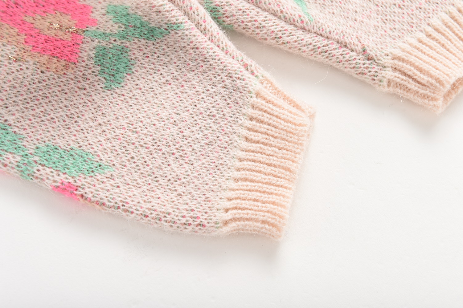 babypantshuachocream7 Strickpullover, cremefarben, florales Muster, rosa Blumen, grüne Blätter, gerippte Bündchen.