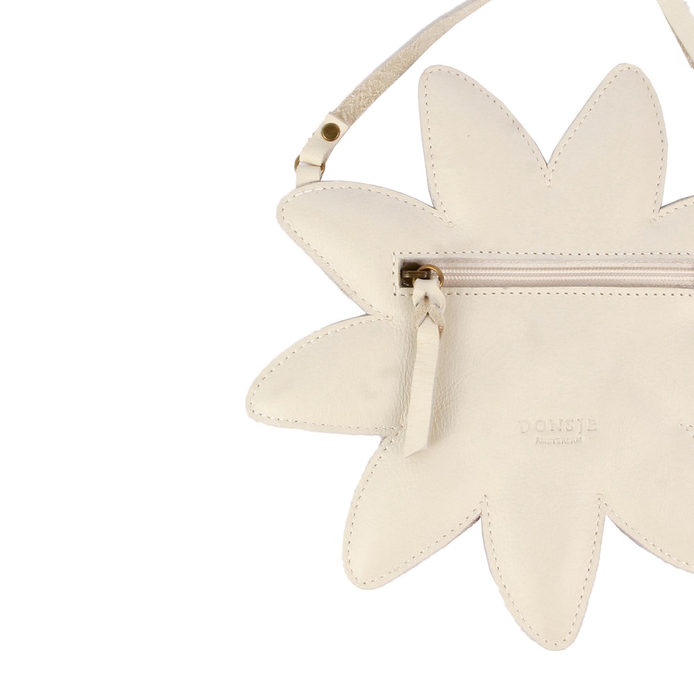 5003004_LE060_4 Kleine weiße Ledertasche in Blumenform mit Schulterriemen, Reißverschluss, geprägtes Logo.