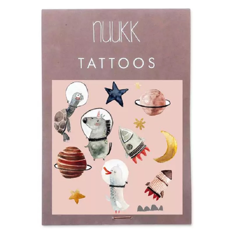 nuukk_tattoo_spcae_verpackung_RGB_XS_8d869d74-0da8-49ee-9138-d1418685a366 Kinder-Tattoos, Weltraum-Thema, Tiere in Raumanzügen, Raketen, Planeten, Sterne, rosa Hintergrund, Marke "nuukk" oben.