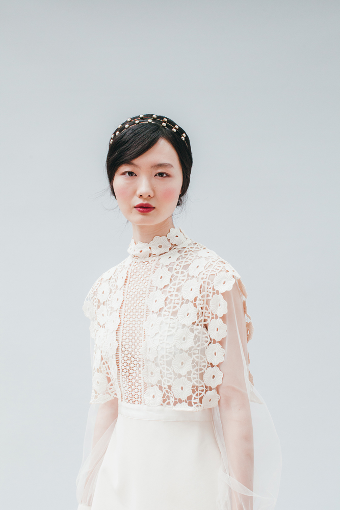 76AB1_model_raw_2 Brautkleid, cremeweiß, Spitzendesign, florale Muster, transparenter Stoff, hoher Kragen, lange Ärmel, Haarband mit Perlen.