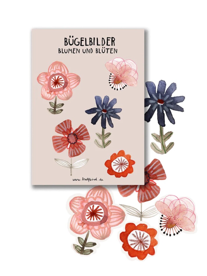 Buegelbilder_Set_Bluetenundblumen_halfbird_700x Bügelbilder-Set, Blumen und Blüten, diverse Farben, hauptsächlich Rot, Rosa, Blau; Illustrationen von Blumenmotiven auf hellem Hintergrund.