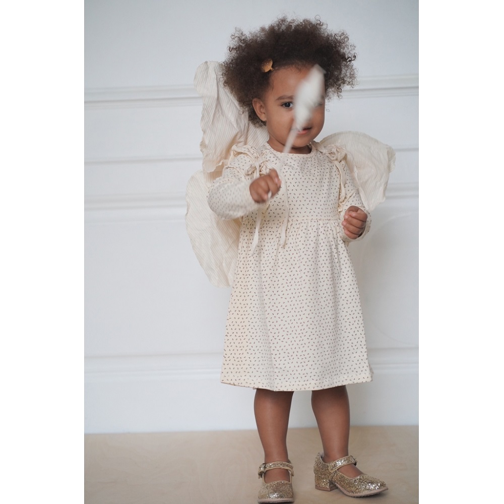 1024x1024-2b04f9611910b008e64ea9690f2bc647 Kleid für Kleinkinder, cremefarben mit feinem Muster, lange Ärmel, Rüschen an Schultern, Flügel-Applikation, goldene Glitzerschuhe, Haarspange.