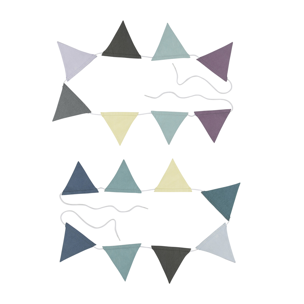 4006301 Wimpelkette, dreieckige Stoffwimpel, Farben: lila, dunkelgrau, türkis, hellgelb, blau, hellgrau, violett; auf weißer Schnur.