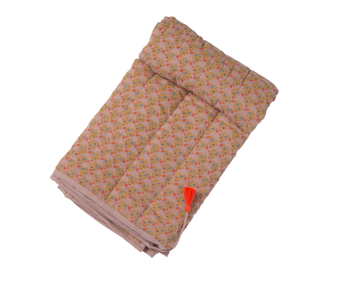 COUVERTURE-OISO-PINK_ Gefaltete Kinderbettdecke, rosa Grundton, mehrfarbiger Print mit Löwenköpfen, orange Quaste.